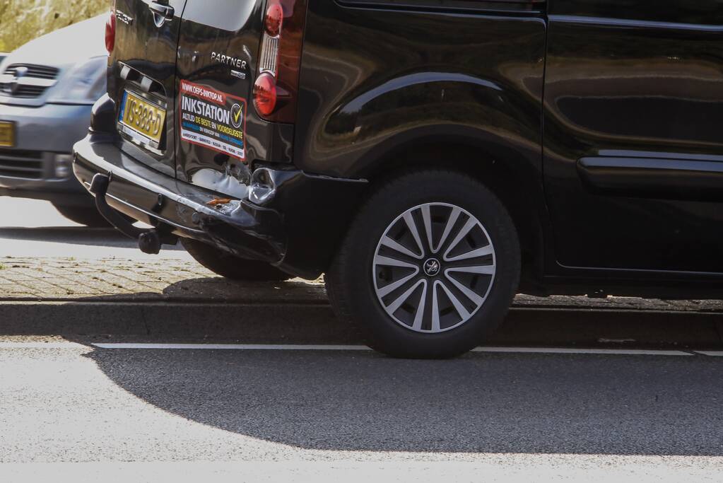 Twee auto's botsen op rotonde