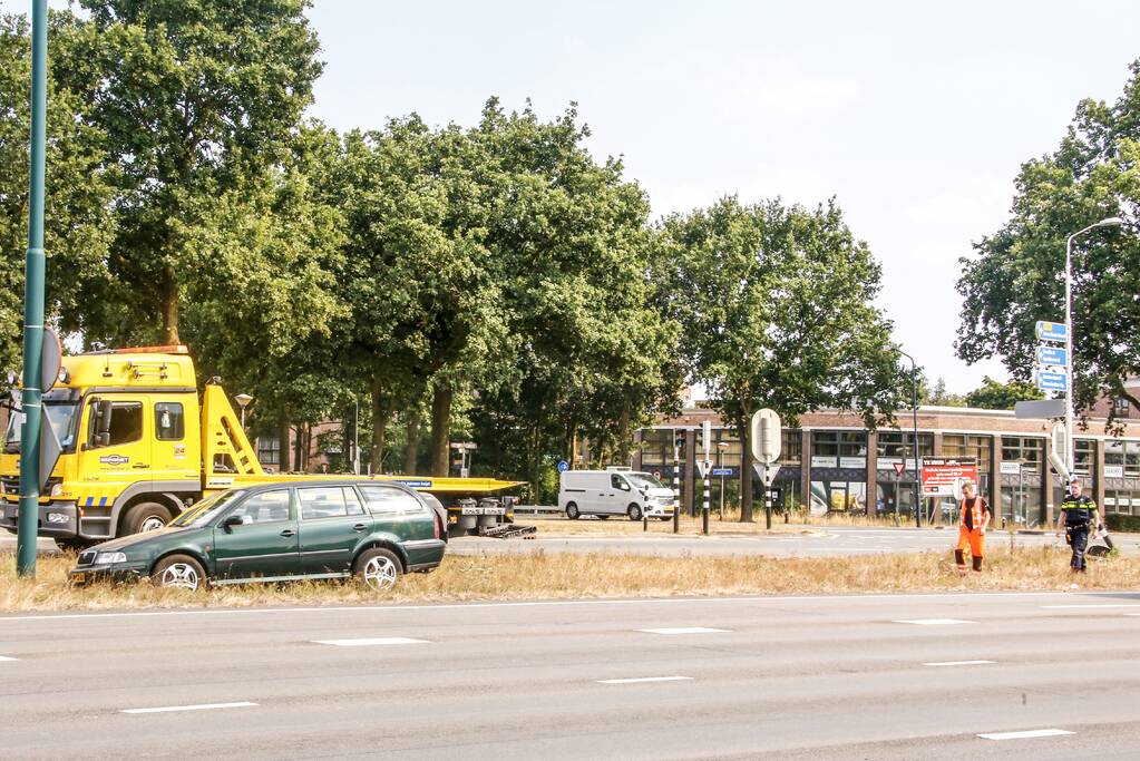 Automobilist vliegt over vluchtheuvel en ramt stoplicht