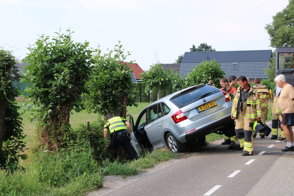 Auto belandt in sloot, bestuurder naar het ziekenhuis