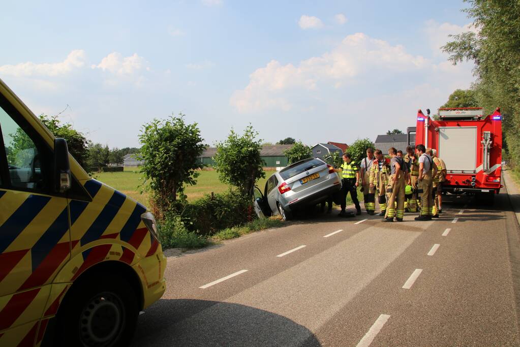 Auto belandt in sloot, bestuurder naar het ziekenhuis