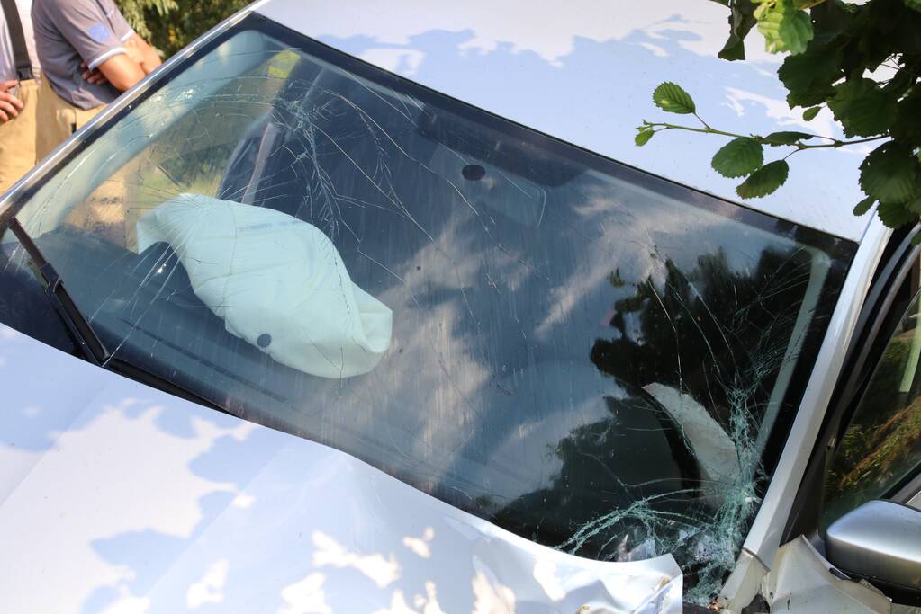 Auto belandt in sloot, bestuurder naar het ziekenhuis