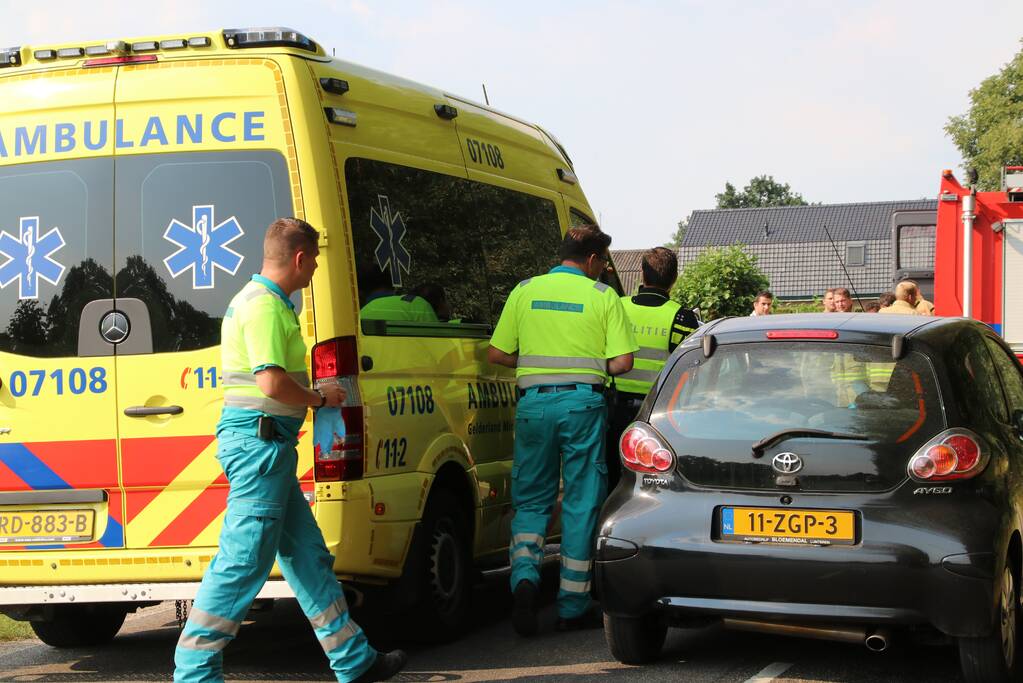 Auto belandt in sloot, bestuurder naar het ziekenhuis