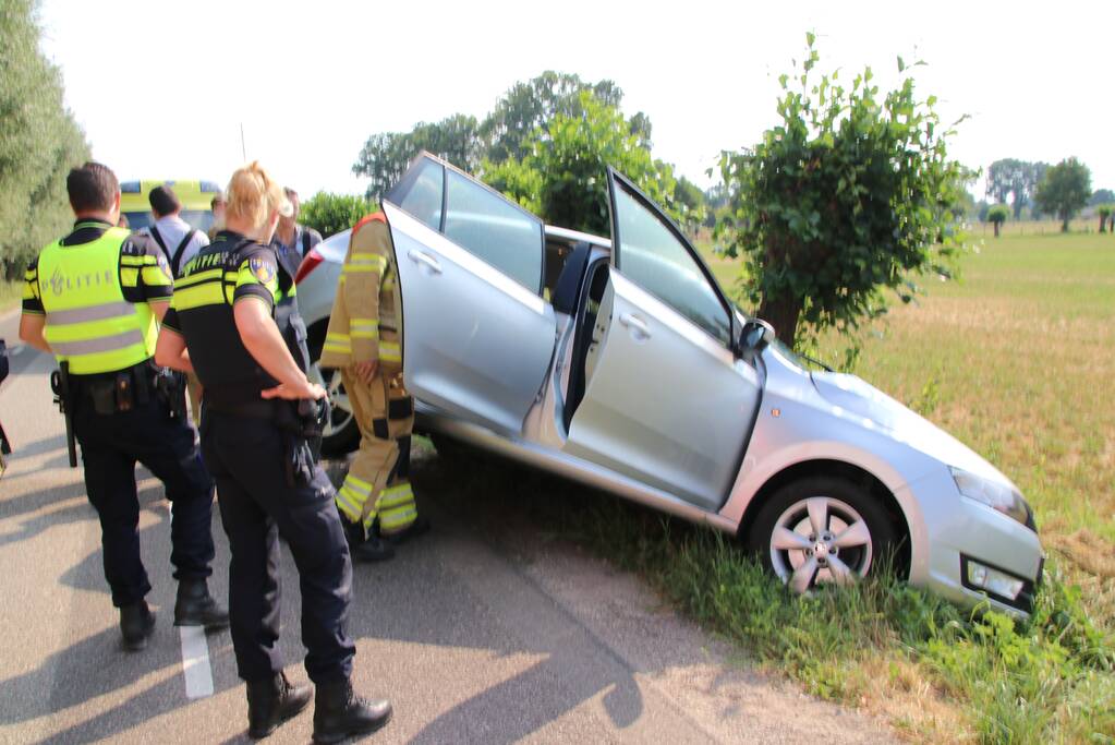 Auto belandt in sloot, bestuurder naar het ziekenhuis