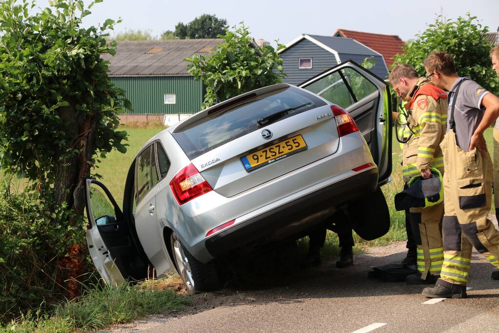 Auto belandt in sloot, bestuurder naar het ziekenhuis