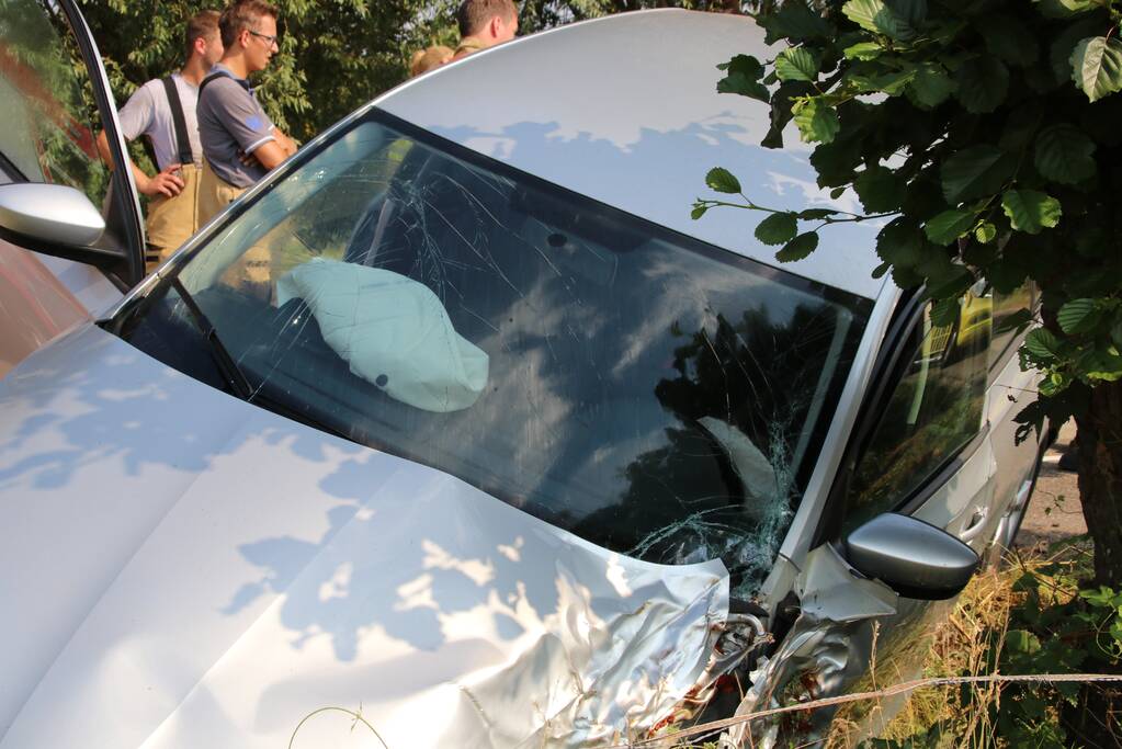 Auto belandt in sloot, bestuurder naar het ziekenhuis