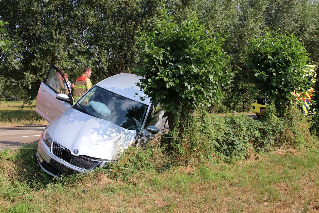 Auto belandt in sloot, bestuurder naar het ziekenhuis