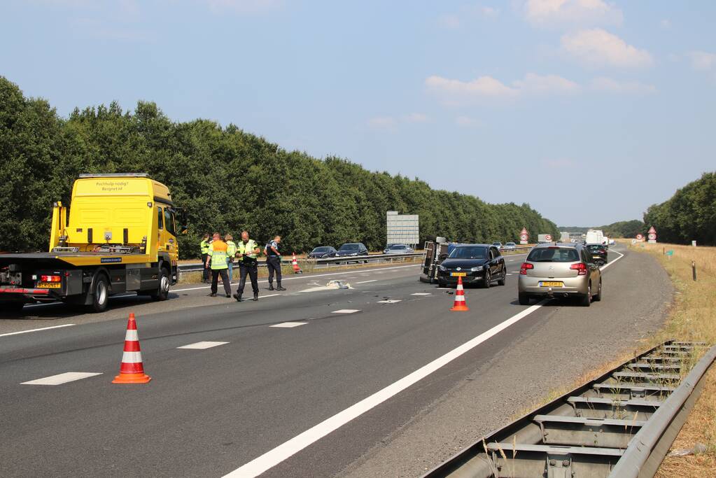 Auto met aanhanger gekanteld