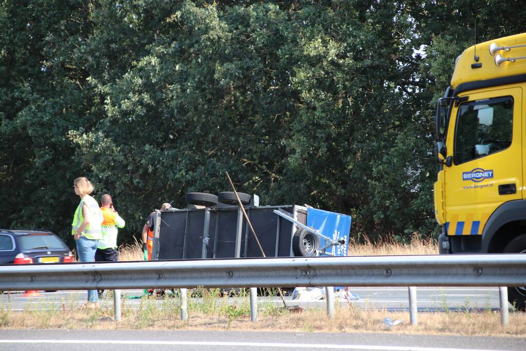 Auto met aanhanger gekanteld
