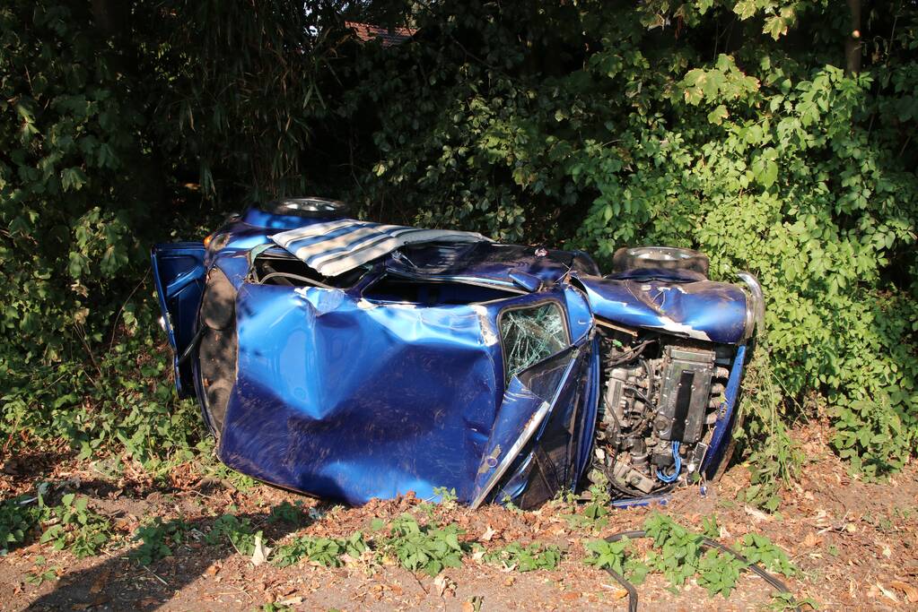 Man en kind vrijwel ongedeerd na zware crash