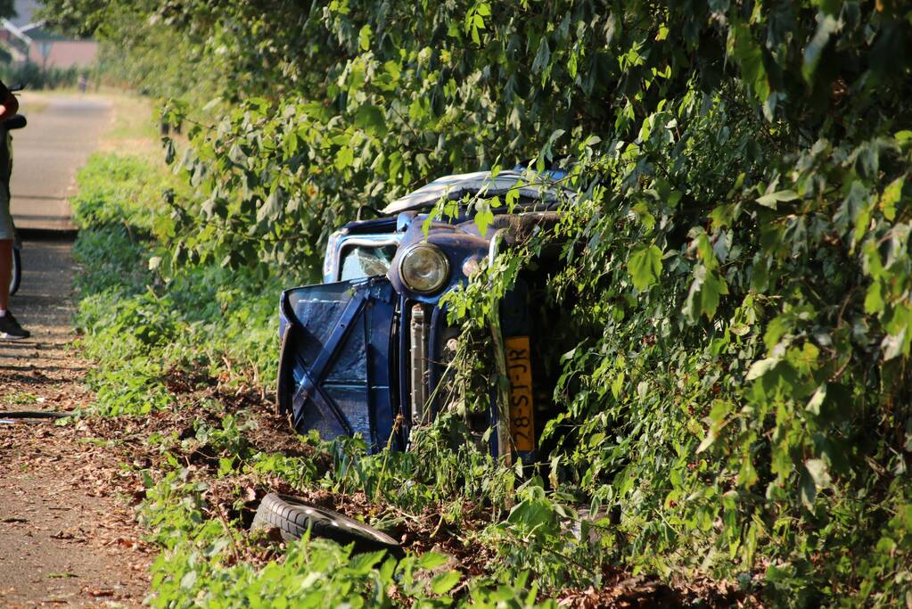 Man en kind vrijwel ongedeerd na zware crash