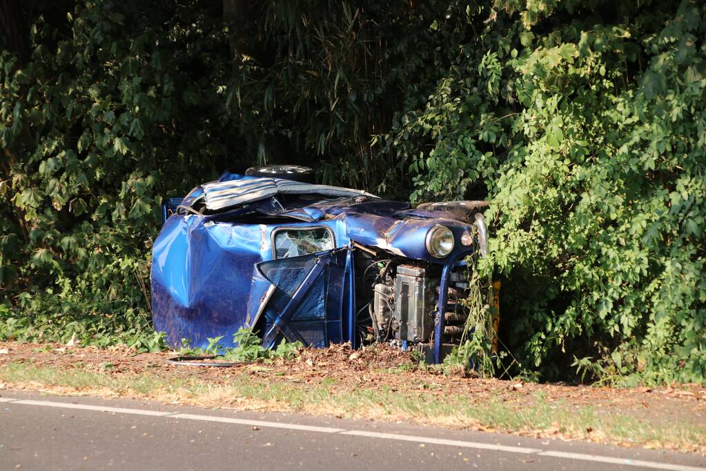 Man en kind vrijwel ongedeerd na zware crash