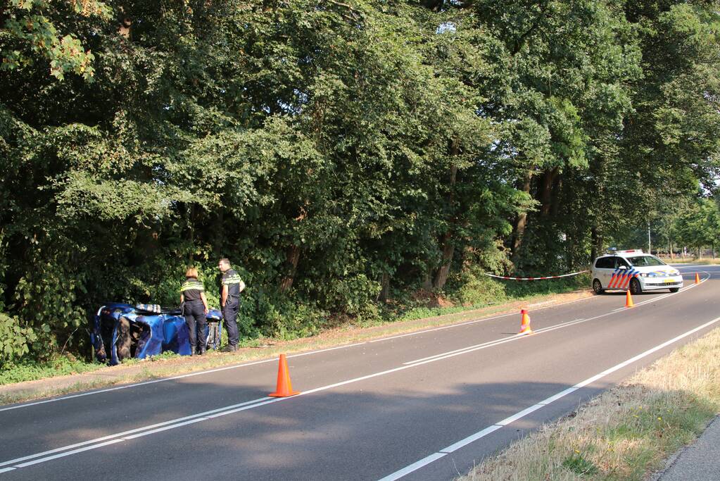 Man en kind vrijwel ongedeerd na zware crash