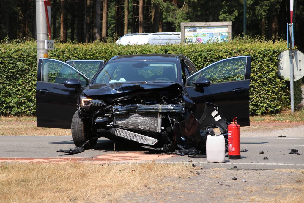Frontale aanrijding bij gasterij Zondag