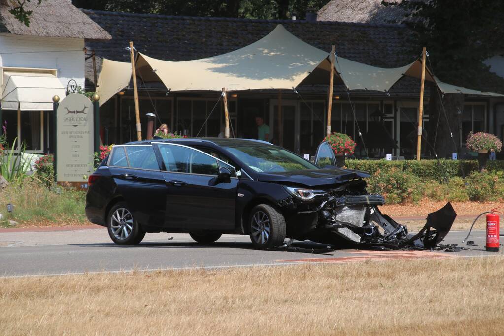 Frontale aanrijding bij gasterij Zondag