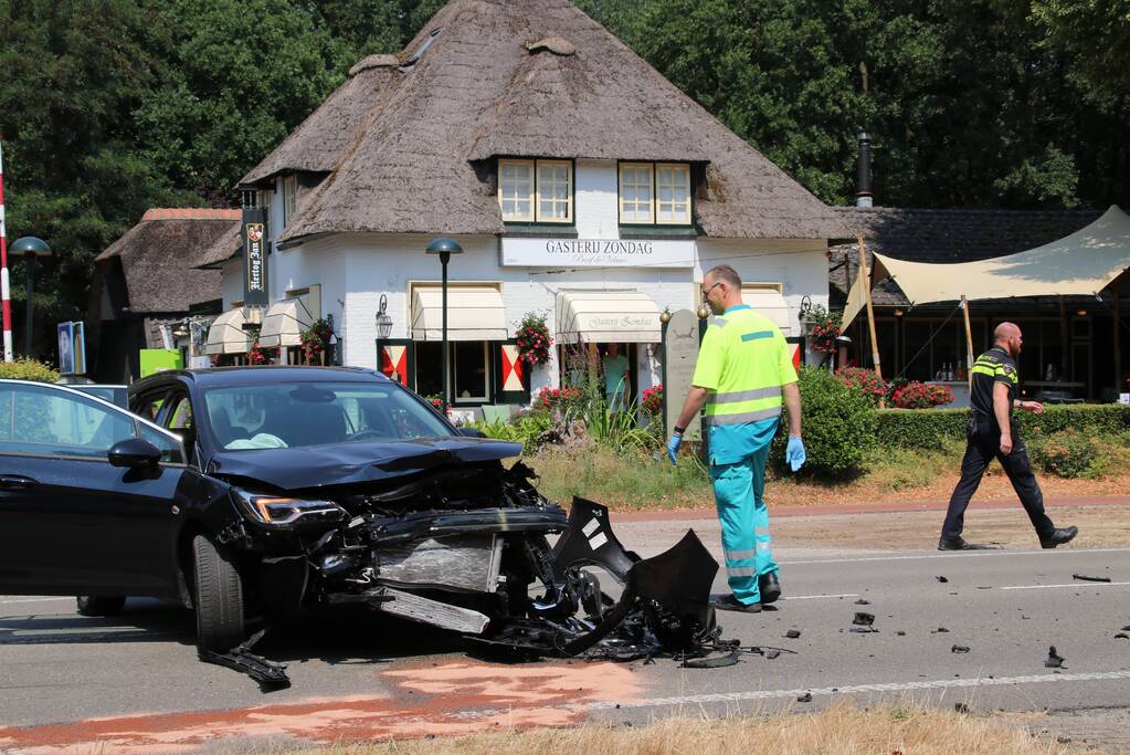 Frontale aanrijding bij gasterij Zondag
