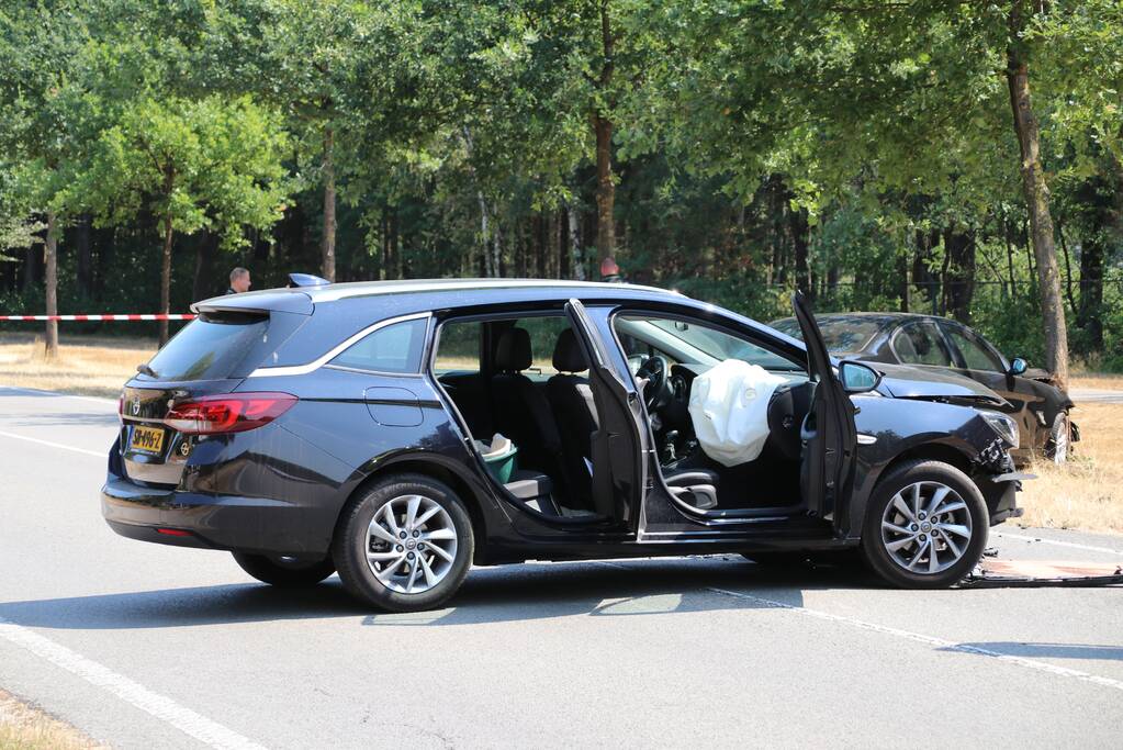 Frontale aanrijding bij gasterij Zondag