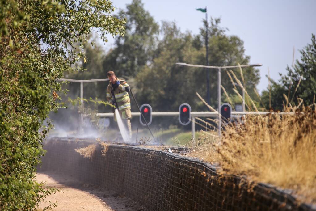 Flinke bermbrand op dijk