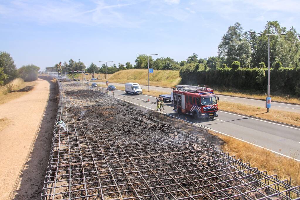 Flinke bermbrand op dijk