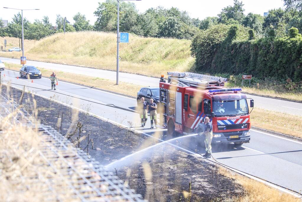 Flinke bermbrand op dijk