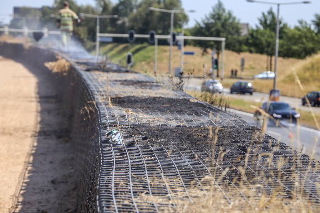Flinke bermbrand op dijk