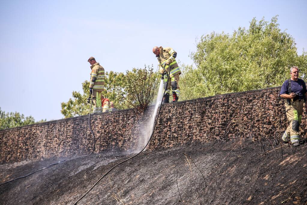 Flinke bermbrand op dijk