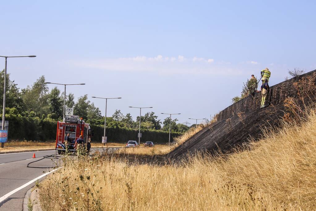 Flinke bermbrand op dijk