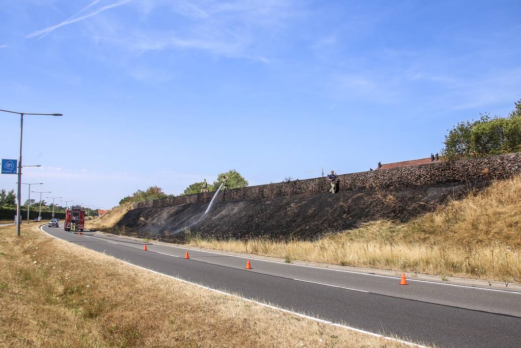 Flinke bermbrand op dijk