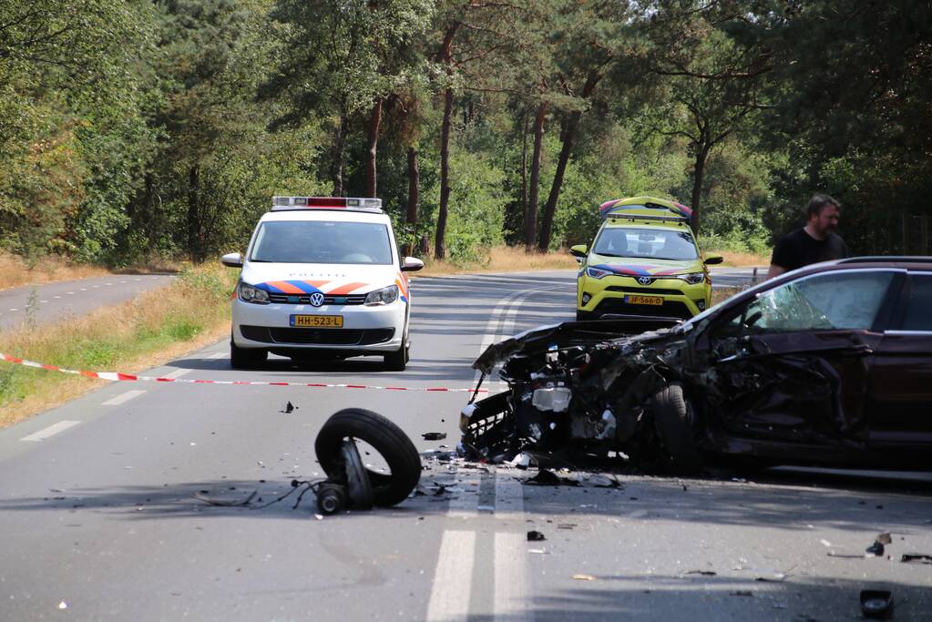 Zwaargewonden na frontale aanrijding