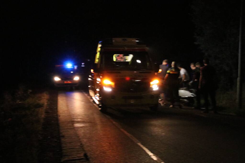 Beschonken scooterbestuurder belandt in de sloot
