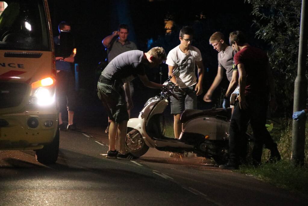 Beschonken scooterbestuurder belandt in de sloot