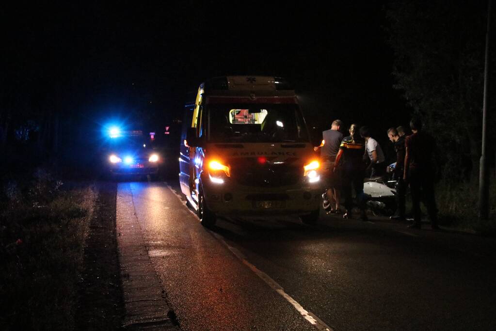 Beschonken scooterbestuurder belandt in de sloot