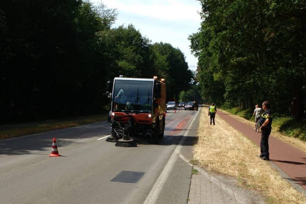 Slachtafval valt van vrachtwagen op weg