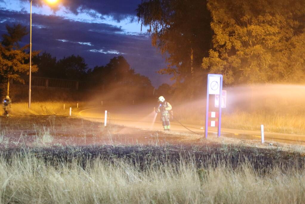 Bermbrand geblust bij oprit snelweg