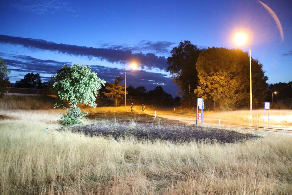 Bermbrand geblust bij oprit snelweg