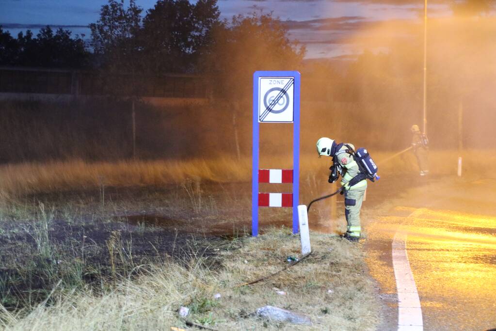 Bermbrand geblust bij oprit snelweg
