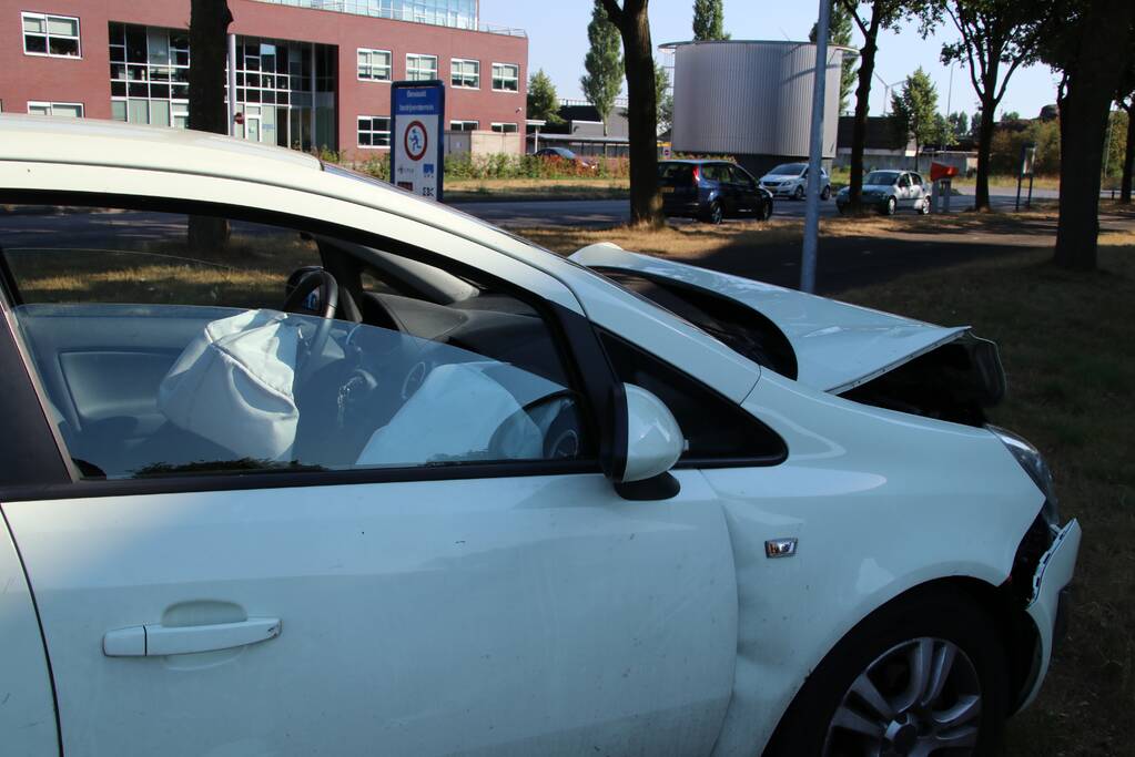 Grote schade bij aanrijding op kruising