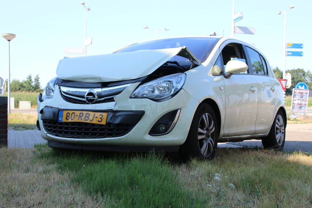 Grote schade bij aanrijding op kruising