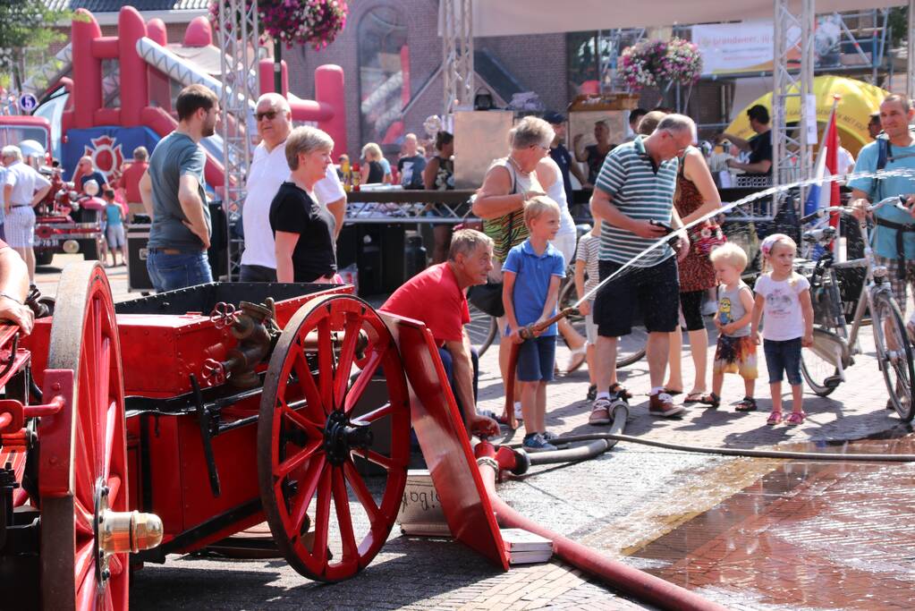 Grote drukte op de dag van de oude brandweerwagen