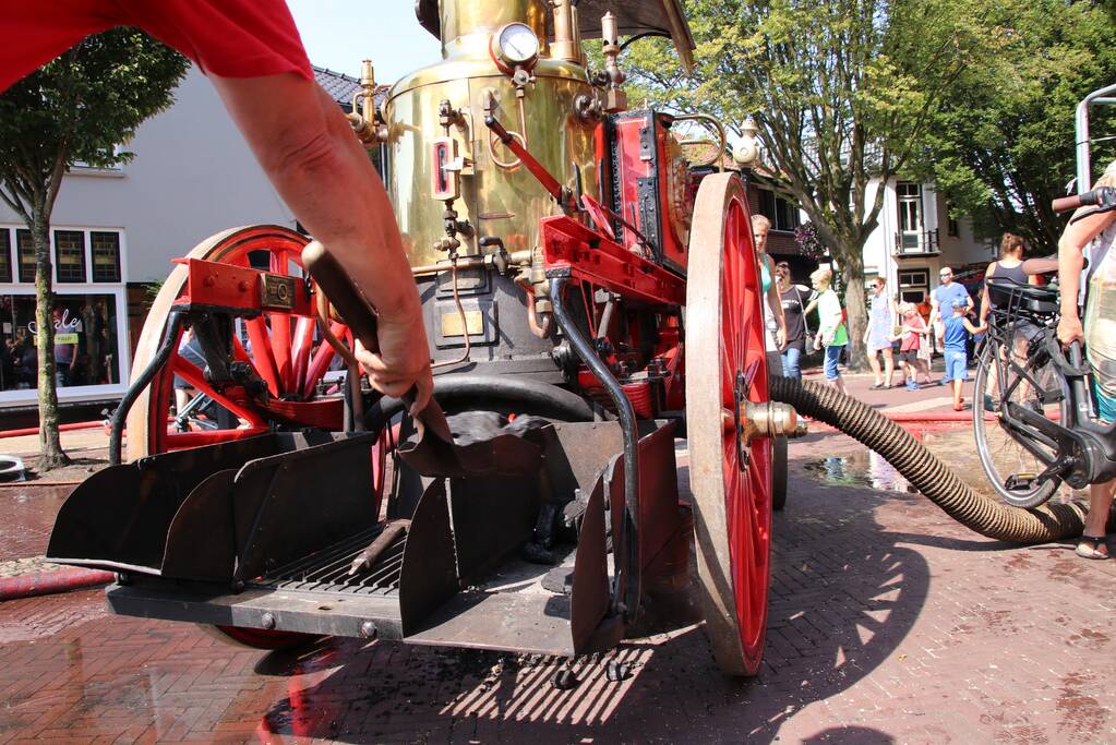 Grote drukte op de dag van de oude brandweerwagen