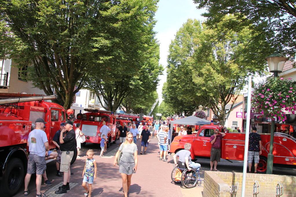 Grote drukte op de dag van de oude brandweerwagen
