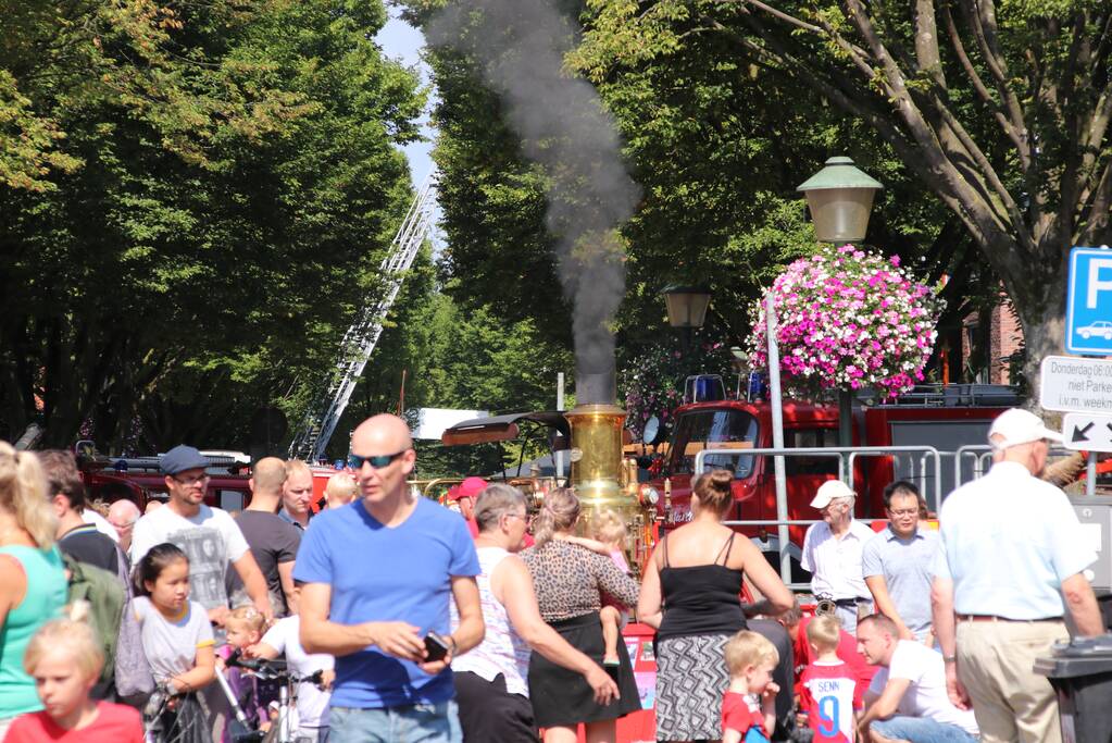 Grote drukte op de dag van de oude brandweerwagen