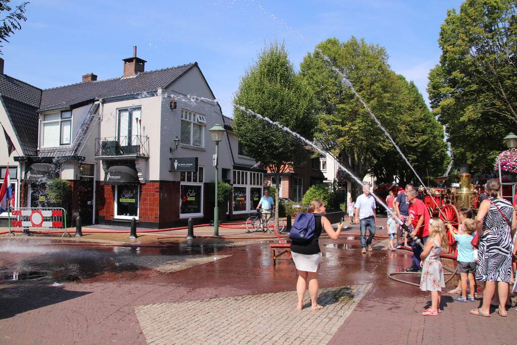 Grote drukte op de dag van de oude brandweerwagen