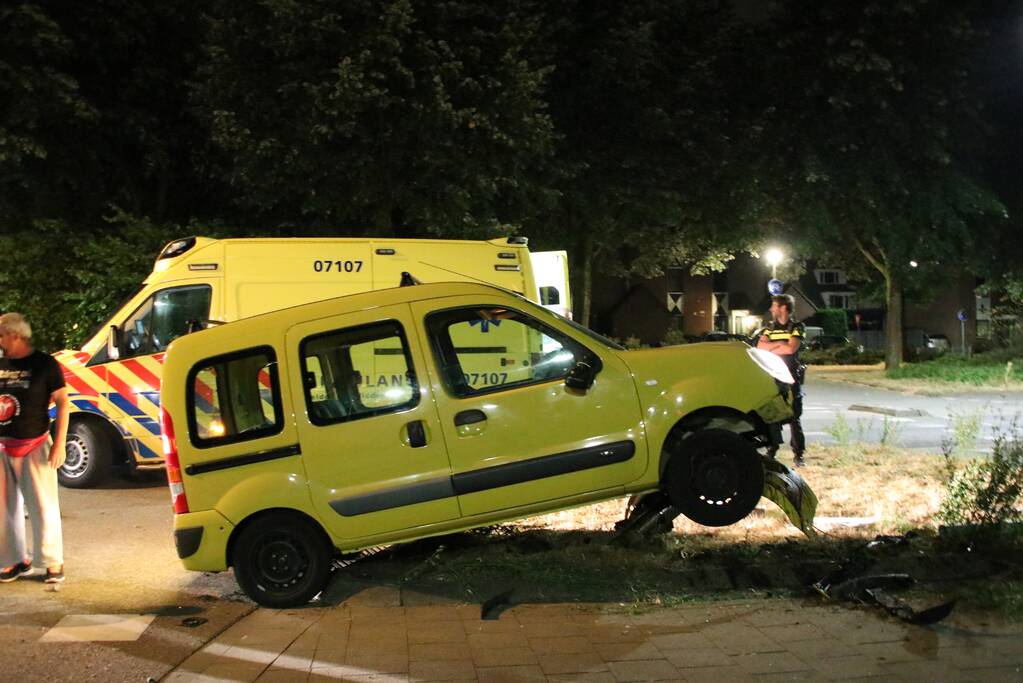 Auto ramt lantarenpaal bestuurder gewond
