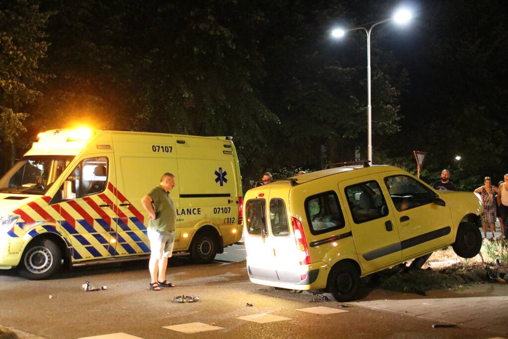 Auto ramt lantarenpaal bestuurder gewond