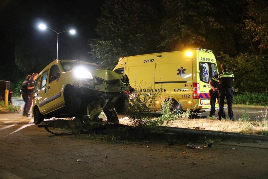 Auto ramt lantarenpaal bestuurder gewond