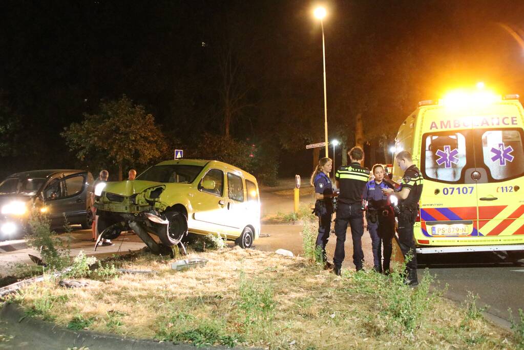 Auto ramt lantarenpaal bestuurder gewond
