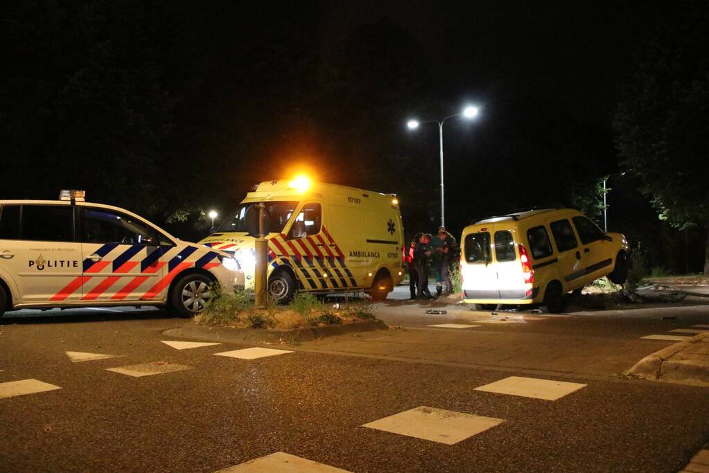 Auto ramt lantarenpaal bestuurder gewond