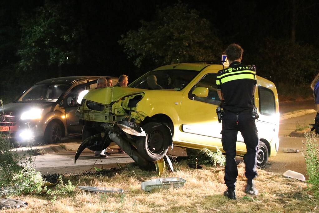 Auto ramt lantarenpaal bestuurder gewond