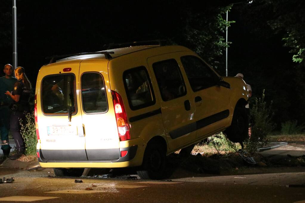 Auto ramt lantarenpaal bestuurder gewond