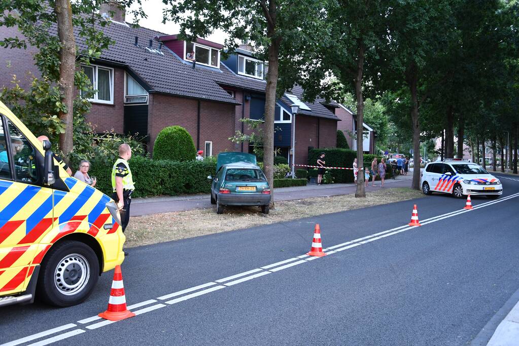 Auto total loss na knal tegen boom